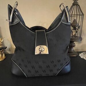🔥🔥Dooney & Bourke Pristine Like New Condition Black Shoulder Bag 9”H x 11”L🔥